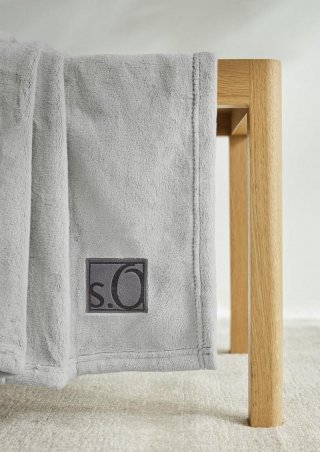 s.Oliver Weiche Decke mit Logo-Detail - hellgrau s.Oliver Weiche Decke mit Logo-Detail - hellgrau