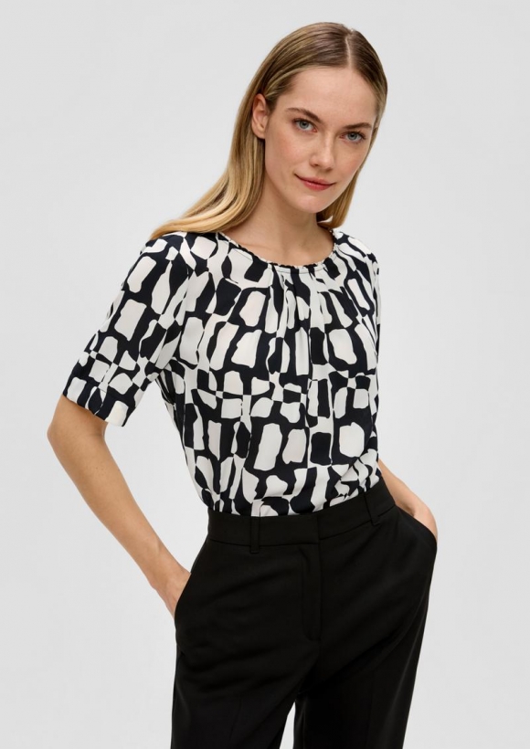 s.Oliver Gemusterte Bluse mit Falten-Details - schwarz s.Oliver Gemusterte Bluse mit Falten-Details - schwarz