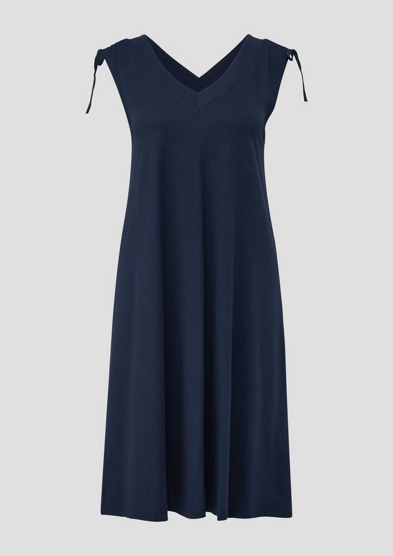 s.Oliver Kleid mit V-Ausschnitt und Binde-Detail - tiefblau