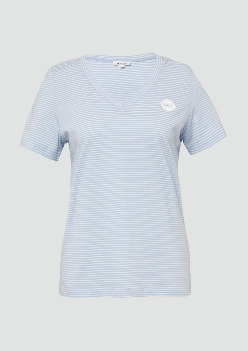 s.Oliver T-Shirt mit V-Ausschnitt und Print-Detail - hellblau