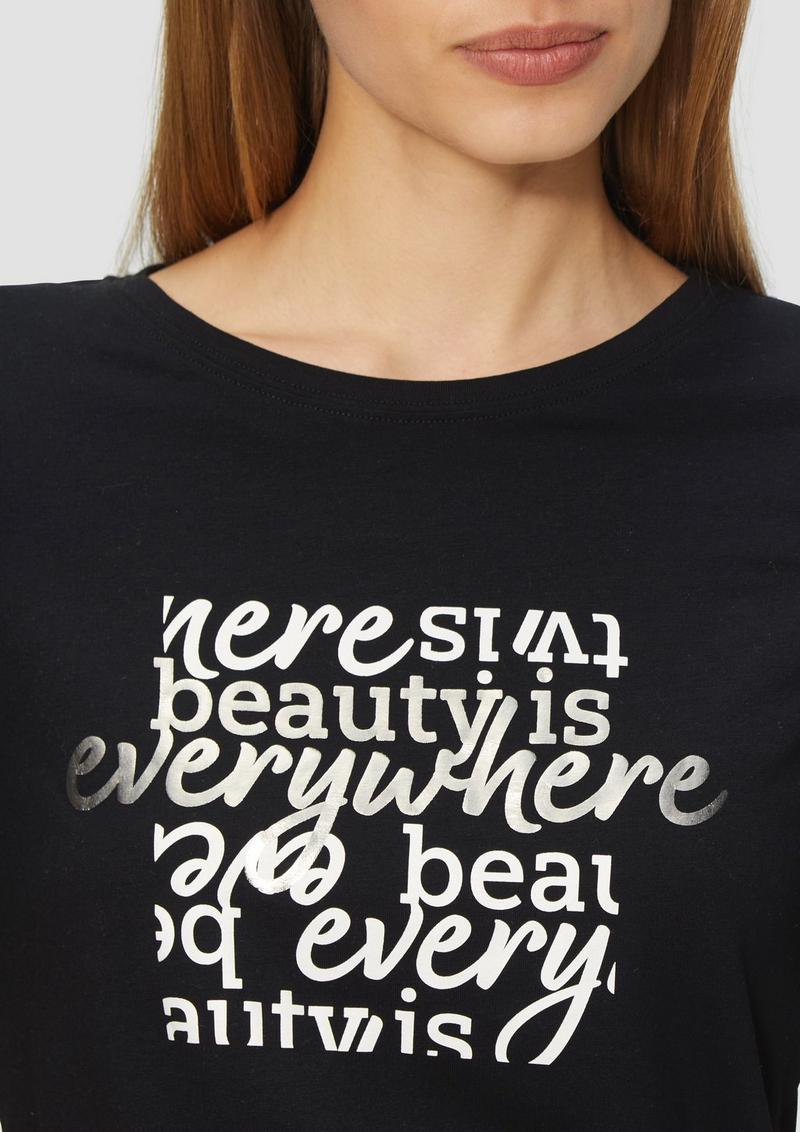 s.Oliver Elastisches T-Shirt mit Frontprint im Slim Fit - schwarz