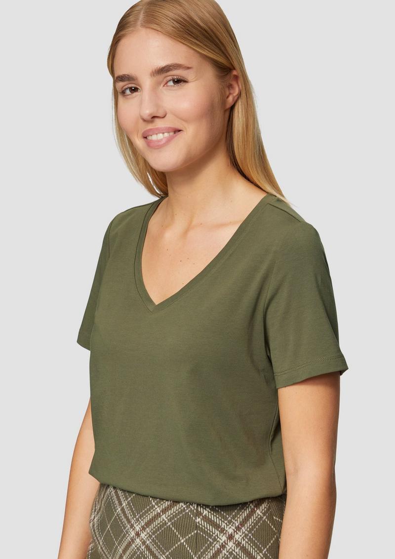 s.Oliver T-Shirt mit V-Ausschnitt - olivgrün