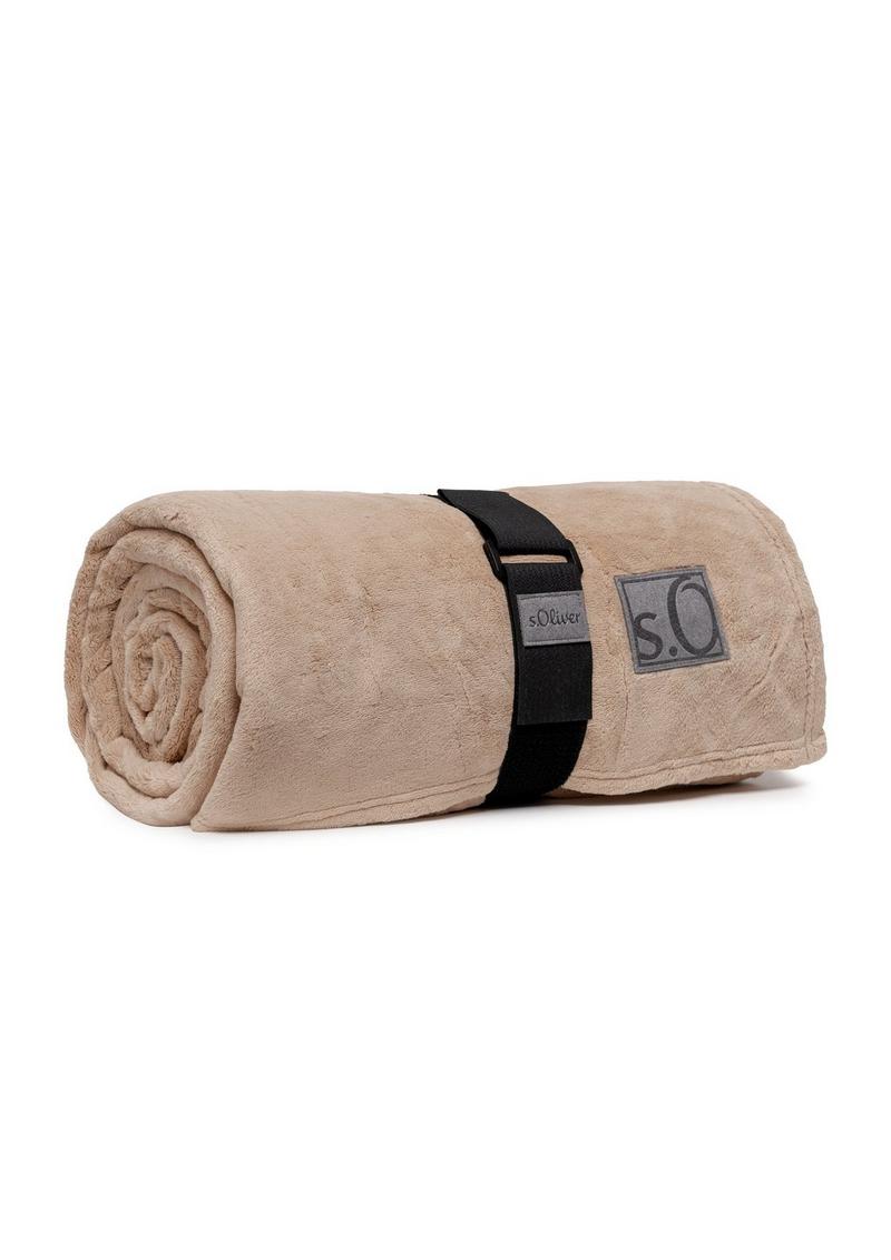 s.Oliver Weiche Decke mit Logo-Detail - beige