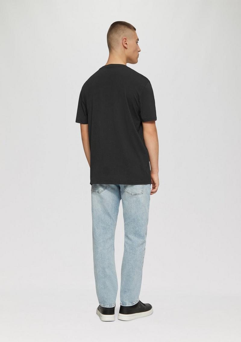 s.Oliver Basic Rundhals T-Shirt mit Frontprint - schwarz