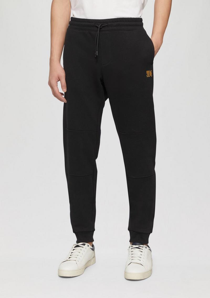 s.Oliver Phoenix: Hose mit Gold- oder Silber-Print - schwarz