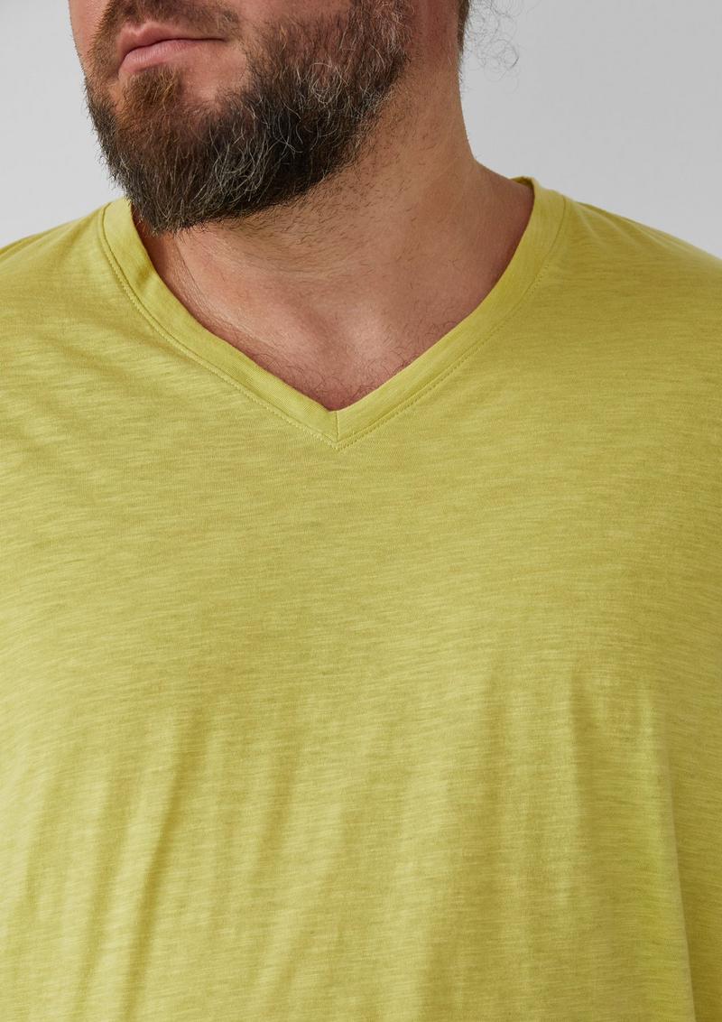 s.Oliver T-Shirt mit Label-Patch und V-Ausschnitt - hellgrün