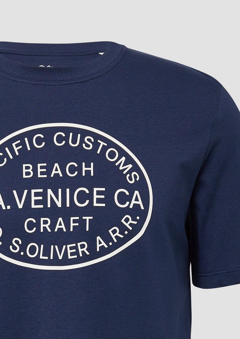 s.Oliver T-Shirt mit Crew Neck und Frontprint - tiefblau