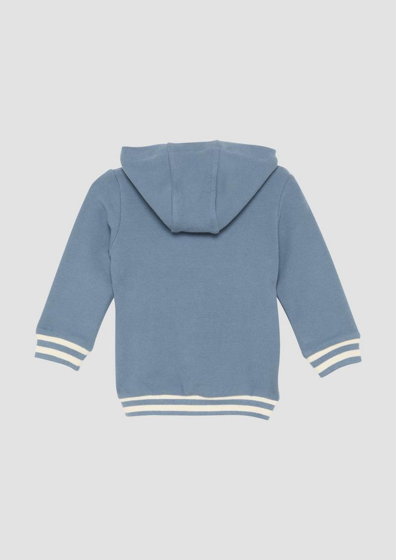 s.Oliver Kapuzen-Sweatjacke aus Baumwollstretch mit gestreiften Rippbündchen - blassblau